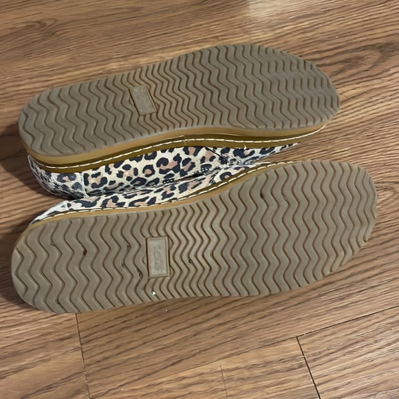 TOMS leopard print slide-on platform flats/sneakers - Picture 4 of 12